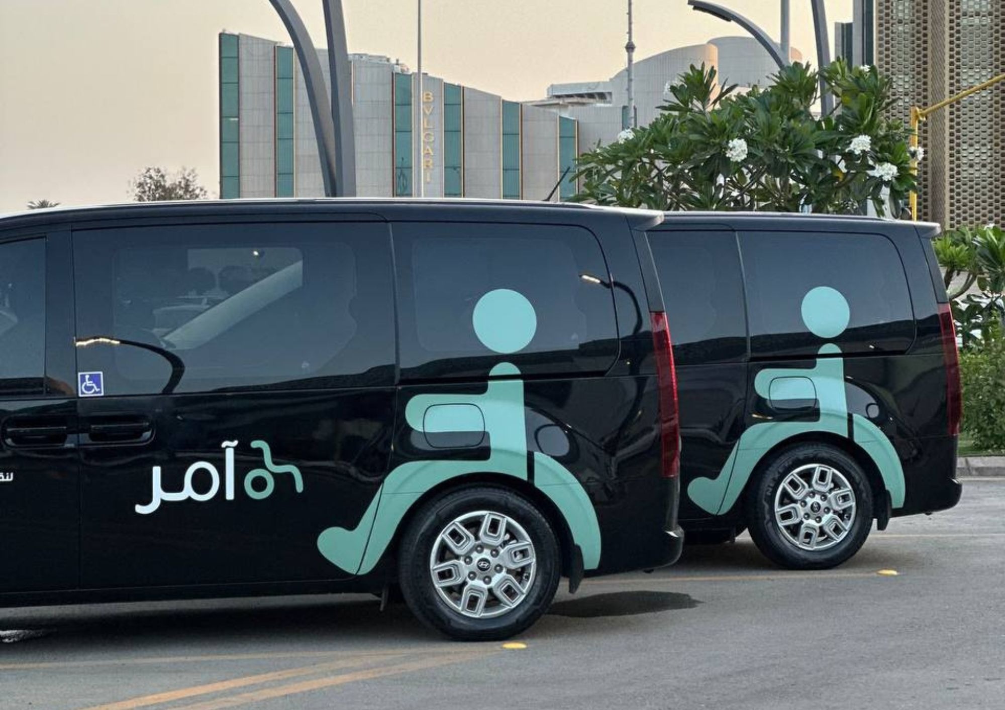 آمر لنقبل كبار السن وذوي الاحتياجات الخاصة خدمة نقل خاصة للأشخاص ذوي الإعاقة وكبار السن بأسلوب آمن ومريح 1